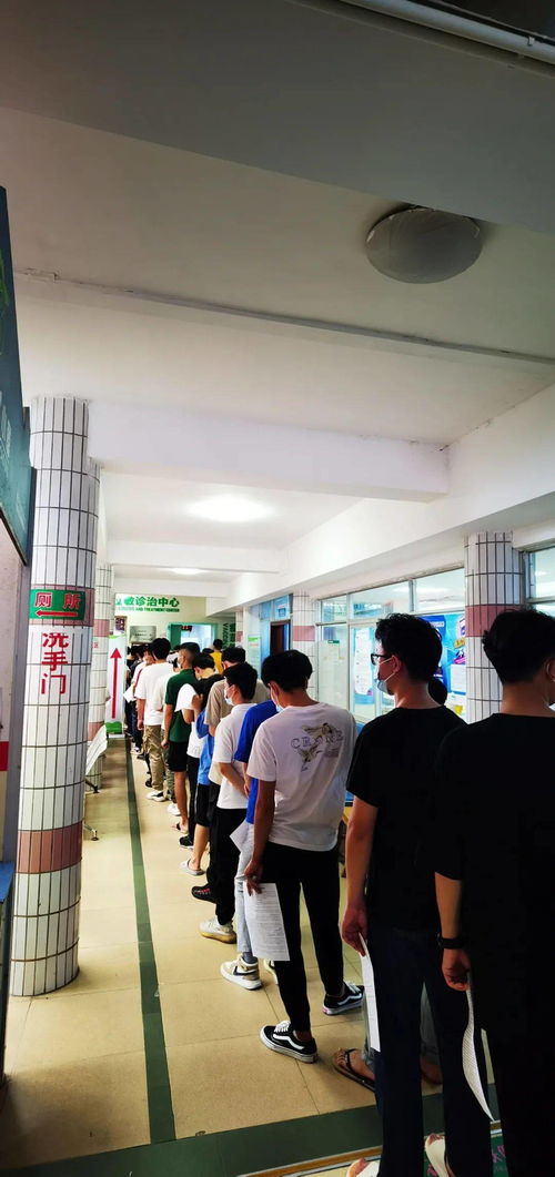 多圖直擊?？谂砰L隊打新冠疫苗現(xiàn)場 還沒有打的抓緊啦