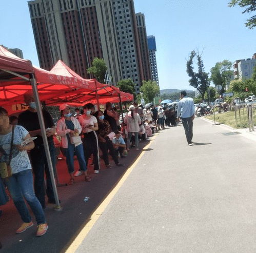 渭南城區網友 高溫天排長隊接種疫苗還遇上這事,太難了