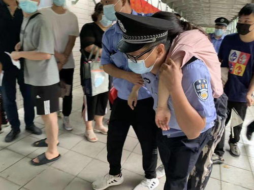 女子排隊打疫苗時暈倒,輔警一把背起沖向醫院